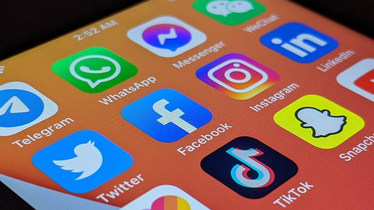 Smartphone-Illustration mit App-Icons für Social-Media-Präsenzen